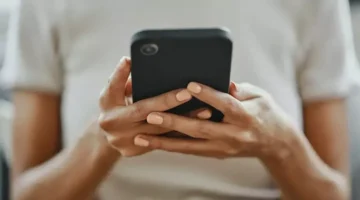 لماذا تظهر مشكلات تقنية مزعجة في شاشات الهواتف الذكية الحديثة مؤخراً؟